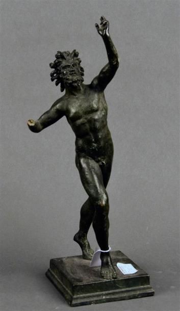 Mobilier et objets d'art Le faune de Pompéi Bronze à patine verte H. 32,5 cm Un bras...