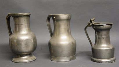 ETAIN Trois pots et pichets en étain XVIIIe-XIXe siècles H. 15 cm, 19 cm et 19,5...