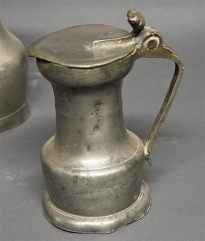 ETAIN Trois pots et pichets en étain XVIIIe-XIXe siècles H. 15 cm, 19 cm et 19,5...