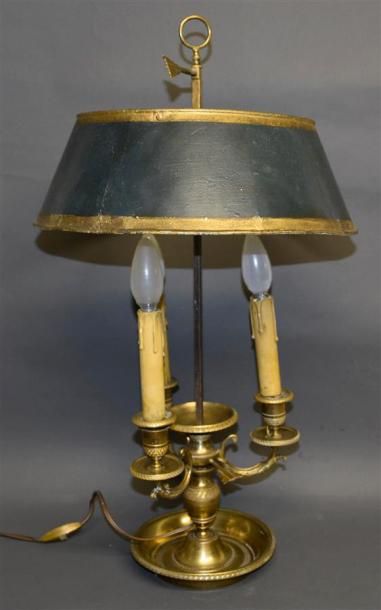 Mobilier et objets d'art Lampe bouillotte à trois lumières en bronze ciselé et doré,...
