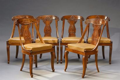 Mobilier et objets d'art Suite de six chaises gondole en acajou et placage d'acjou,...