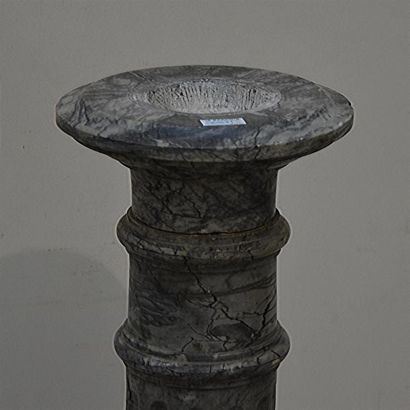 null 
Colonne en marbre gris, le fût cannelé, socle octogonal


XIX siècle


H. 100...