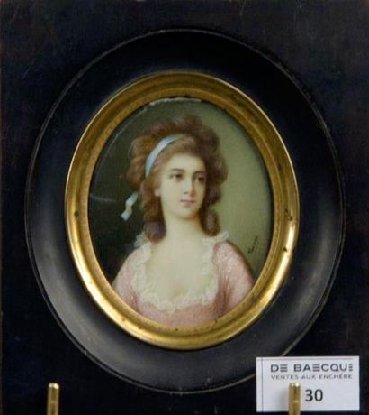 MINIATURES Portrait de jeune femme en robe rose en buste Miniature ovale sur ivoire,...