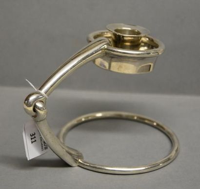 HERMES ** Bougeoir à main «mors» en métal argenté
Signé Hermès Paris
H. 10,5 cm ...
