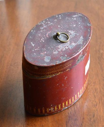 null ** Boîte à thé ovale en tôle laquée rouge et or
XIXe siècle
H. 11 cm - L. 15...