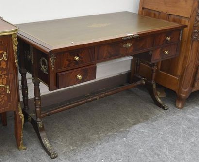 MOBILIER Curieux bureau en acajou à décor de bronze doré, cinq tiroirs dont quatre...