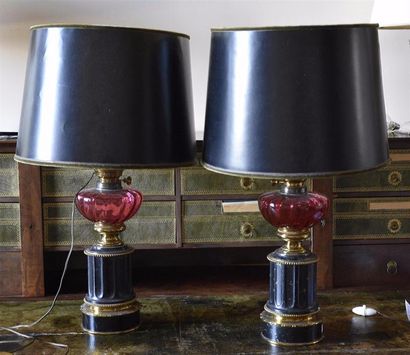 MOBILIER Paire de lampes à pétrole en laiton et tôle laquée noire, les réservoirs...