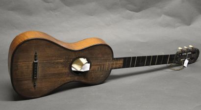 MUSIQUE Guitare romantique (anonyme) fabriquée à Mirecourt, c.1820.
Fond et éclisses...