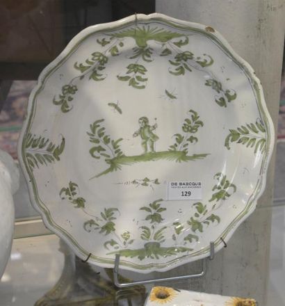 Céramique - Faïence - Porcelaine MOUSTIERS, XVIIIe siècle, Assiette en faïence à...