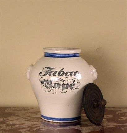Céramique - Faïence - Porcelaine Pot balustre en faïence marqué « Tabac râpé », couvercle...