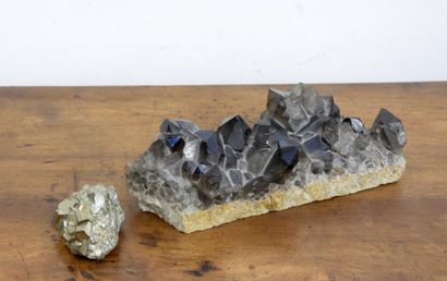null Lot comprenant un bloc brut de quartz fumé et un petit bloc de pyrite
Quartz:...