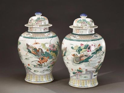 Art d'Asie CHINE - Fin XIXe siècle
Paire de potiches balustres et couvertes en porcelaine...