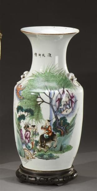 Art d'Asie CHINE, XIXe siècle Vase à décor d'idéogrammes et d'un paysage animé d'un...