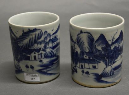 Art d'Asie CHINE Deux pots à pinceaux en porcelaine blanc et bleu