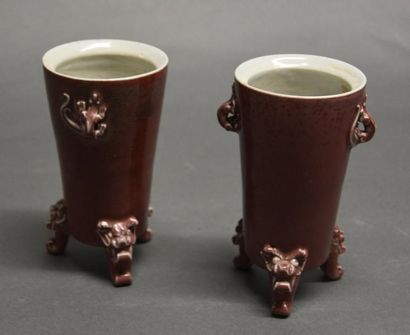 Art d'Asie CHINE - XXe siècle 
Deux vases tripode en porcelaine aubergine
H. 15 cm...