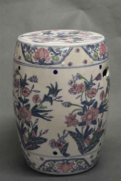 Art d'Asie CHINE - XXe siècle Tabouret tonneau en porcelaine polychrome. H. 40 cm...