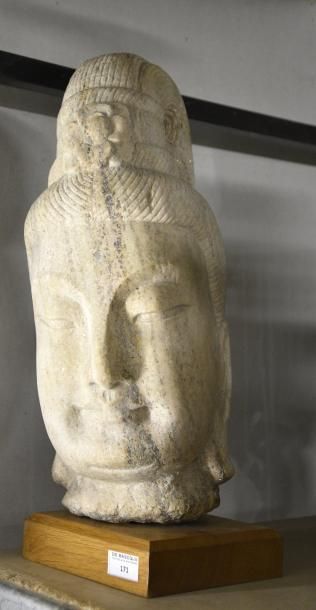 Art d'Asie Tête de Bouddha en marbre gris Travail moderne H. 42 cm 