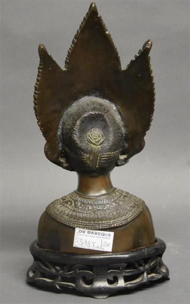 Art d'Asie LAOS - XIXe siècle Buste de jeune femme indochinoise en costume traditionnel....