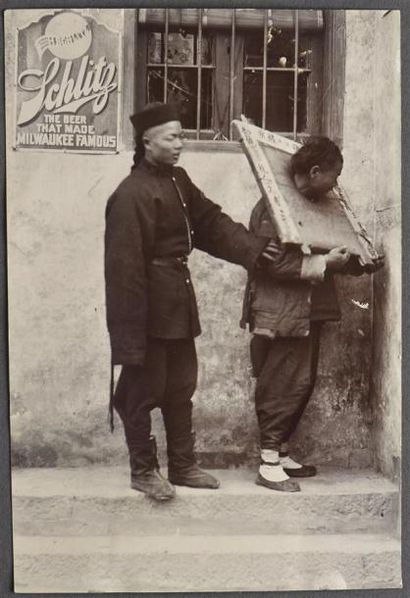 PHOTOGRAPHIE Humiliation Chinoise Tirage argentique vers 1920, montrant un prisonnier...