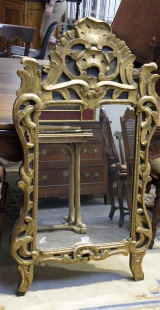MOBILIER Miroir dans le goût provençal, bois sculpté et doré Style Louis XV H. 104...