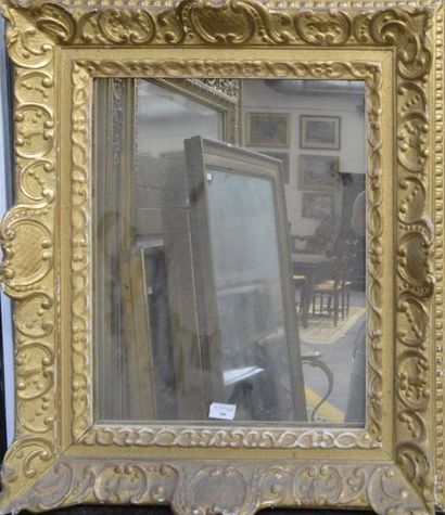 MOBILIER Miroir à encadrement en bois et plâtre dorés, sculptés de rocailles et de...