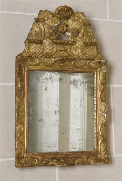 MOBILIER Petit miroir en bois doré sculpté à fronton découpé ajouré 
XVIIIe siècle
H....