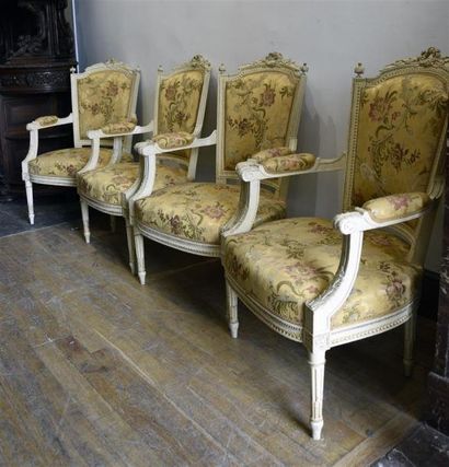 MOBILIER Suite de quatre fauteuils en bois laqué et doré, le dossier carbriolet à...