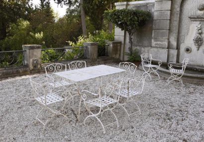 MOBILIER Mobilier de jardin en fer laqué blanc comprenant une table rectangulaire,...