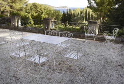 MOBILIER Mobilier de jardin en fer laqué blanc comprenant une table rectangulaire,...