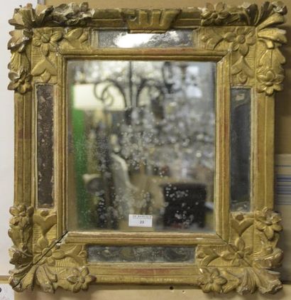 MOBILIER Petit miroir rectangulaire à parcloses en bois doré, sculpté aux angles...