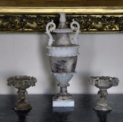 MOBILIER Ensemble en albâtre ou albâtre et marbre composé d'un vase couvert à anses...
