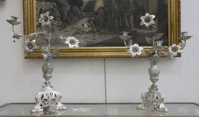 MOBILIER Paire de candélabres d'autel tripode en métal argenté richement ouvragé...