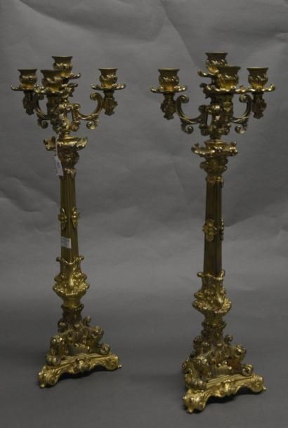 OBJETS D'ART Paire de candélabres tripodes en bronze Style XIXe siècle H. 60 cm