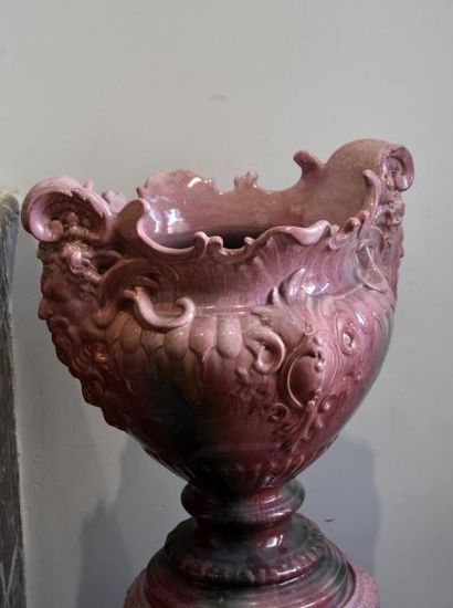 Arts décoratifs du XXe siècle Dans le goût de Massier Grand vase en céramique rose...