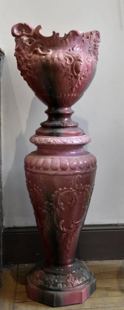 Arts décoratifs du XXe siècle Dans le goût de Massier Grand vase en céramique rose...