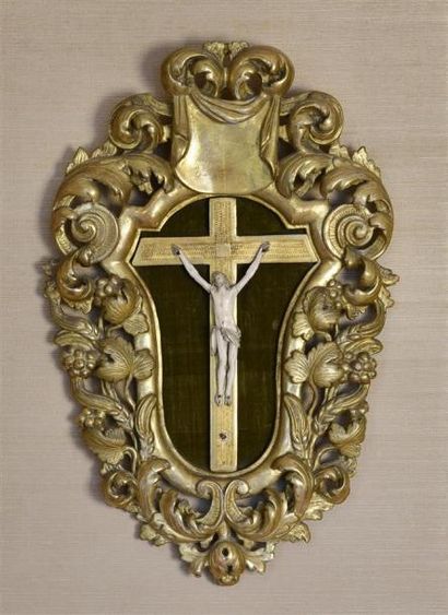 MOBILIER Crucifix en ivoire sculpté dans un encadrement en bois doré et sculpté de...
