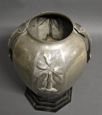 Arts décoratifs du XXe siècle ERMENAULT
Vase en étain à décor de fleur, socle en...