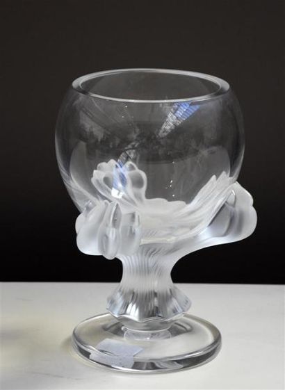 Verre et arts du feu Lalique France Coupe sur pied en cristal, signature gravée sous...
