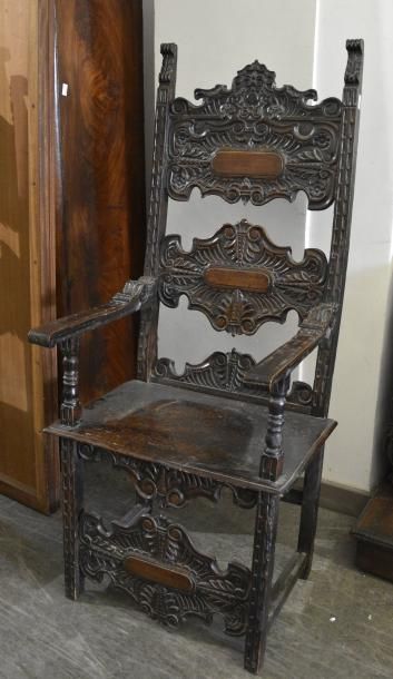 MOBILIER Un fauteuil et une chaise en bois richement sculpté à décor de couronnes,...
