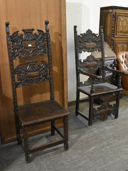 MOBILIER Un fauteuil et une chaise en bois richement sculpté à décor de couronnes,...