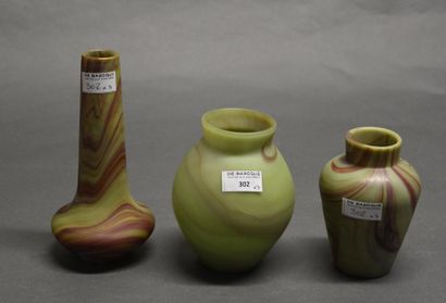 Verre et arts du feu Cristallerie de SEVRES Ensemble de trois vases en pâte de verre...