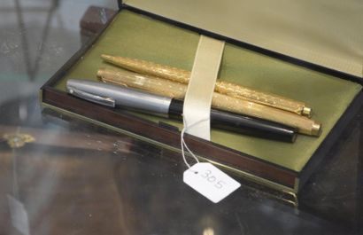 OBJETS DE VITRINE PARKER Lot comprenant un stylo plume en métal doré, la plume en...