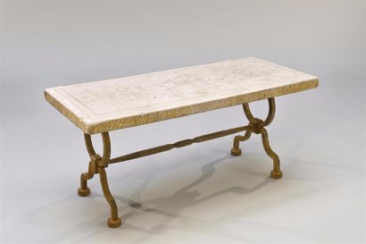 DESIGN Dans le goût de POILLERAT (1902-1988) Table basse en pierre recomposée à décor...