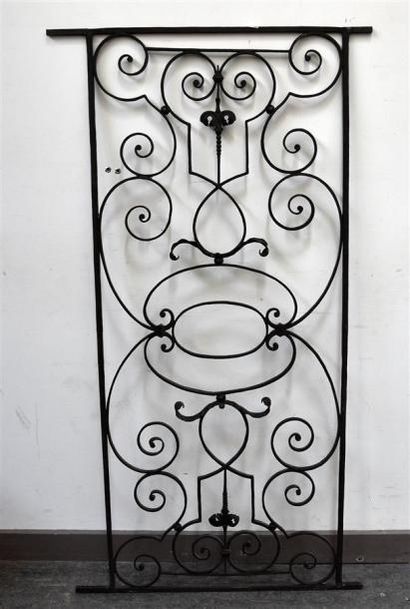 Arts décoratifs du XXe siècle Grille de balcon en fer forgé à décor de rinceaux feuillagés...