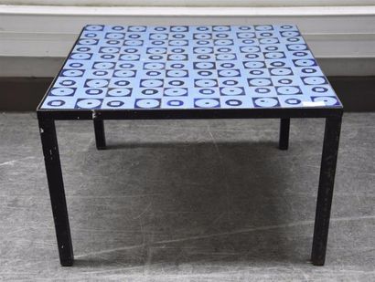 DESIGN Travail des années 1970 Table basse à piétement en métal laqué noir et plateau...