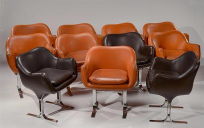 DESIGN Travail des années 1970 Suite de onze fauteuils, structure en métal chromé...