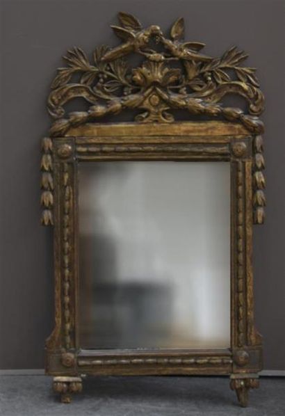 MOBILIER Miroir rectangulaire en bois doré sculpté de rameaux feuillagés, chutes...