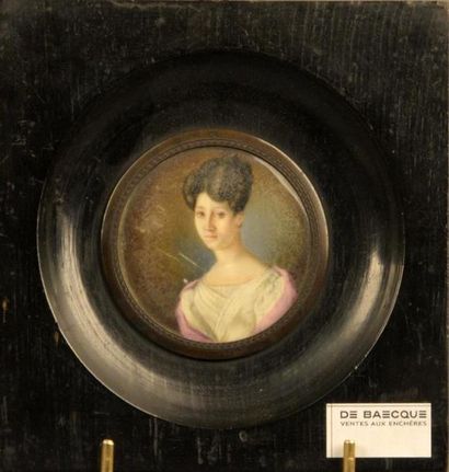MINIATURES Jeune femme en buste en robe blanche et châle rose, coiffée à coques Miniature...