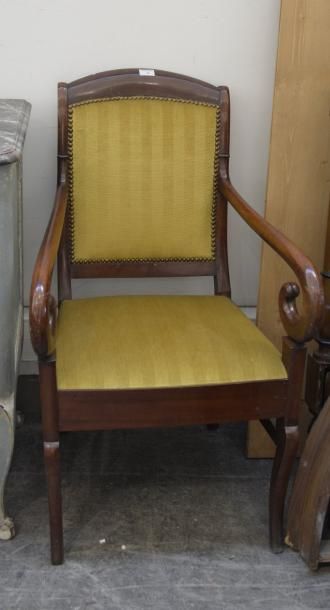 MOBILIER Deux fauteuils à crosse, l'un de style Louis Philippe en hêtre teinté, l'autre...