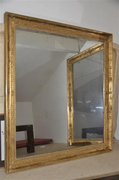 MOBILIER Miroir rectangulaire en bois et stuc doré à moulures de feuilles d'eau et...